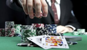 Những chiến thuật cá cược bluff trong poker là gì?